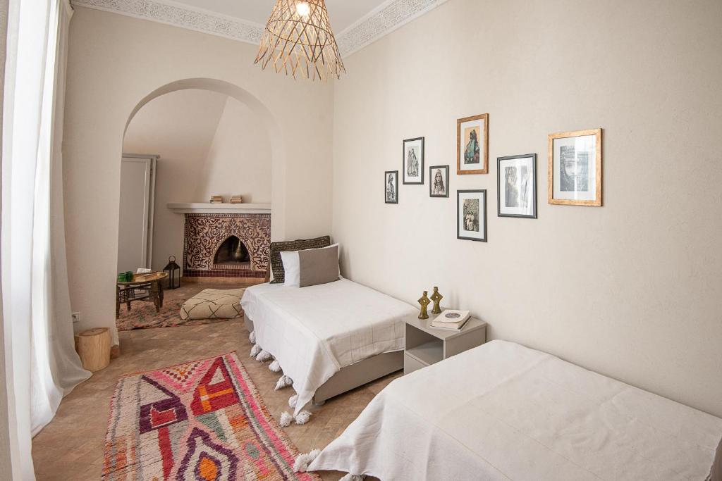 Bhou with hand-painted ceiling